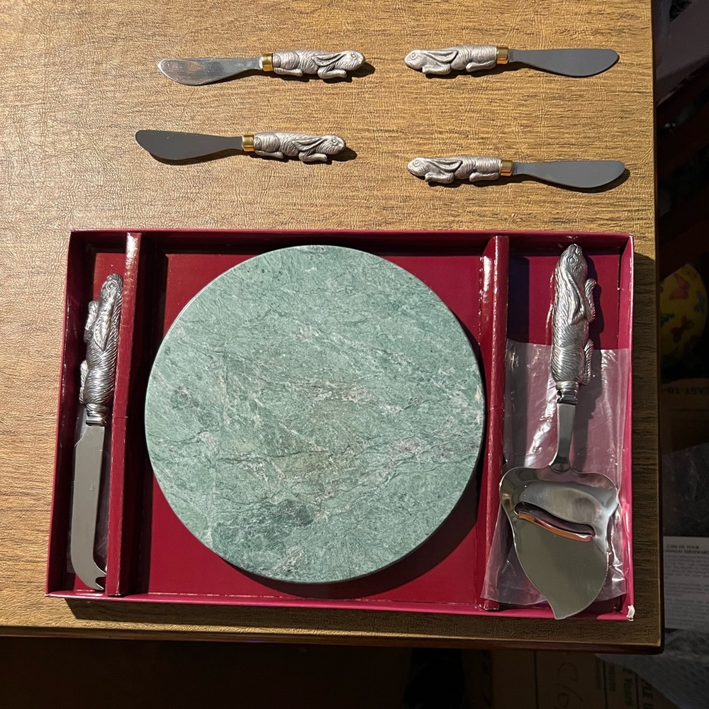 Cheese Board Set with Rabbit Motif and 4 spreader knifes